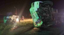 Así quedaron los vehículos: el camión volcó y el otro