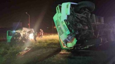 Así quedaron los vehículos: el camión volcó y el otro