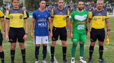 Los árbitros y los capitanes antes del comienzo. Gentileza.