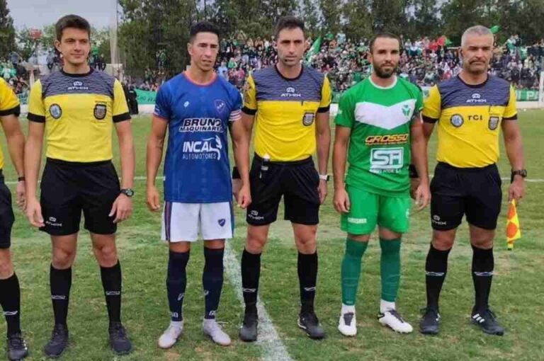 Los árbitros y los capitanes antes del comienzo. Gentileza.