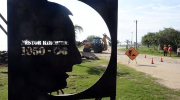El ingreso a la Costanera con la silueta del rostro del ex presidente de la Nación