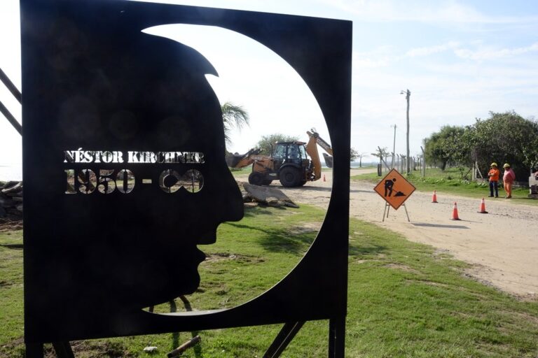 El ingreso a la Costanera con la silueta del rostro del ex presidente de la Nación