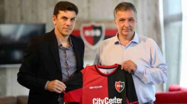 El nuevo DT posó junto al presidente Ignacio Astore. Gentileza: prensa Newell's Old Boys.