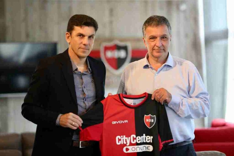 El nuevo DT posó junto al presidente Ignacio Astore. Gentileza: prensa Newell's Old Boys.