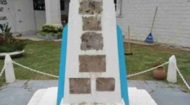 El ladrón sacó las seis placas de bronce ubicadas al pie de la estatua. Gentileza.