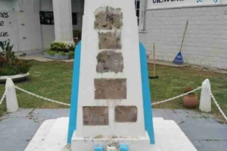 El ladrón sacó las seis placas de bronce ubicadas al pie de la estatua. Gentileza.