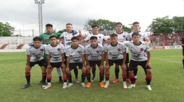 Patronato lució la camiseta alternativa oficial 2023 en la Final con Belgrano.  Ganriel Obelar