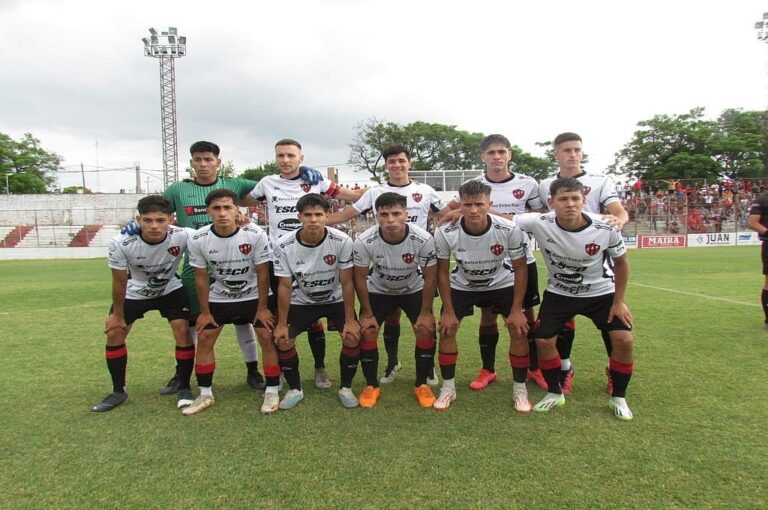 Patronato lució la camiseta alternativa oficial 2023 en la Final con Belgrano.  Ganriel Obelar
