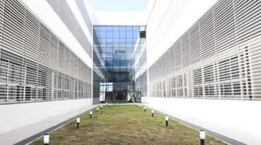 En el primer y segundo piso del efector se encuentra realizada toda la tabiquería divisoria de durlock con la terminación de pintura o revestimiento de vinilo según corresponda; y la colocación de vinilo conductivos en quirófanos y pisos graníticos en toda la superficie interior. Gentileza
