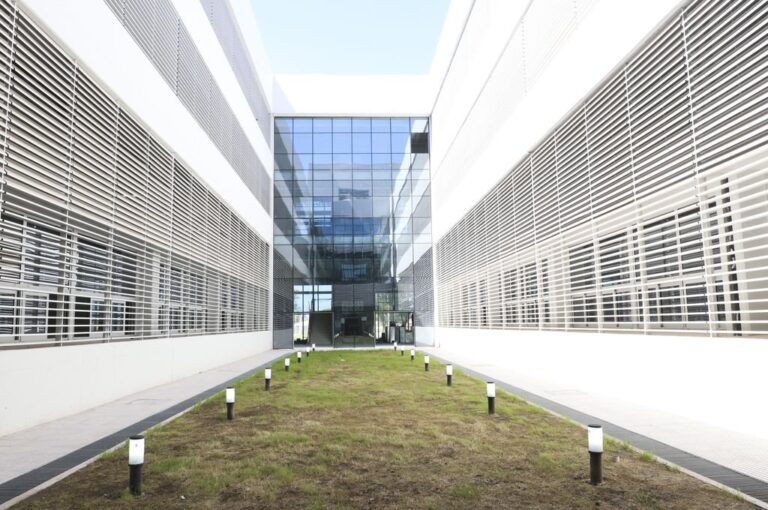 En el primer y segundo piso del efector se encuentra realizada toda la tabiquería divisoria de durlock con la terminación de pintura o revestimiento de vinilo según corresponda; y la colocación de vinilo conductivos en quirófanos y pisos graníticos en toda la superficie interior. Gentileza