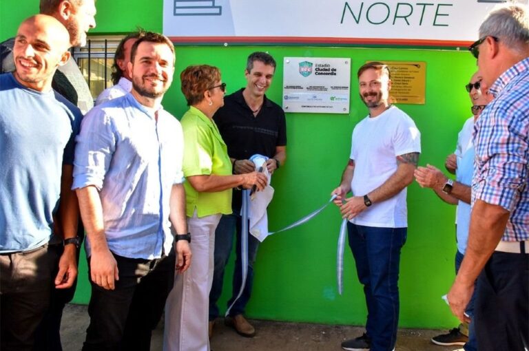 Cresto y Azcué cortaron las cintas para dejar inaugurada la obra. Belén Fedullo