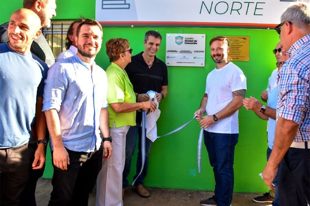 Cresto y Azcué cortaron las cintas para dejar inaugurada la obra. Belén Fedullo