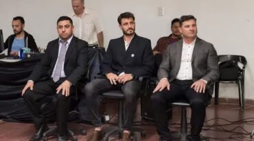 Santiago Pauloni (izq.) y Juan Pablo Garmendia (medio) asumieron como concejales