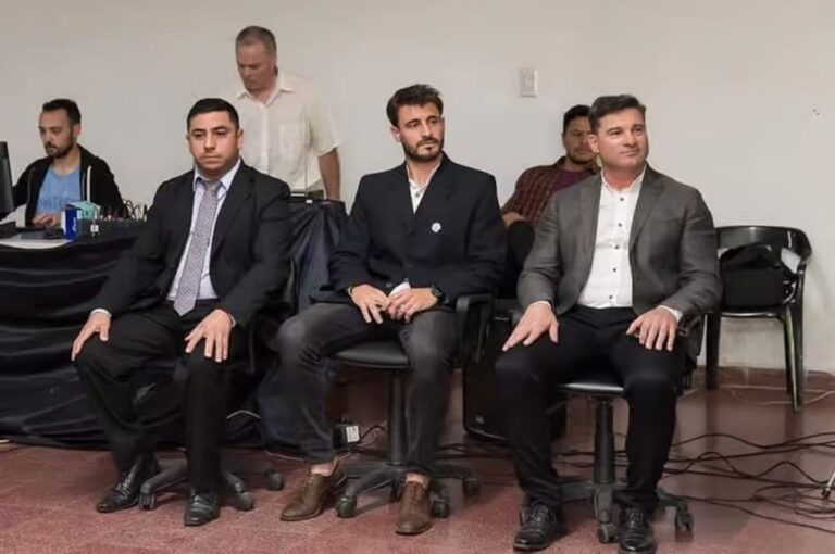 Santiago Pauloni (izq.) y Juan Pablo Garmendia (medio) asumieron como concejales