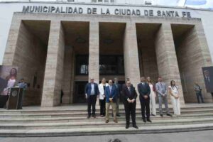 El acto se desarrolló en la explanada del edificio de la municipalidad. Mauricio Garín.