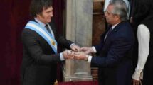 Javier Milei recibió la banda y el bastón de mano de Alberto Fernández. Noticias Argentinas.