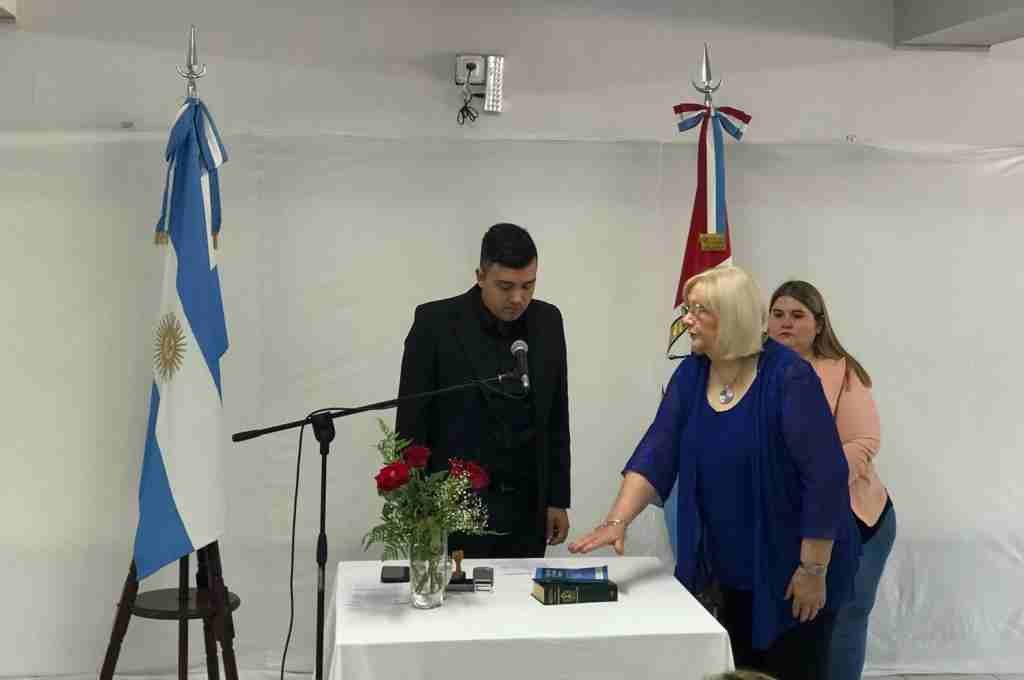 Asunción de María del Carmen Amero. Tomó juramento Alexis Astrada. Gentileza.