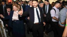 Scaglia y Pullaro caminaron desde la legislatura hasta la Casa Gris para continuar con los actos del traspaso. Pablo Aguirre.