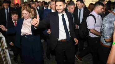 Scaglia y Pullaro caminaron desde la legislatura hasta la Casa Gris para continuar con los actos del traspaso. Pablo Aguirre.