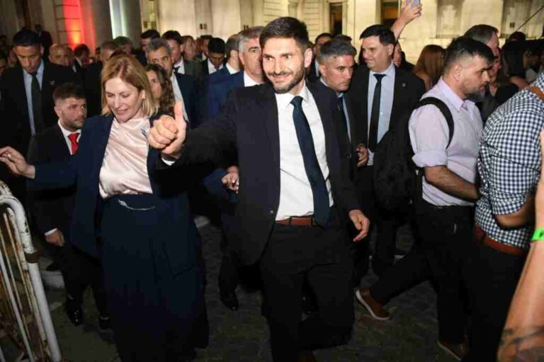 Scaglia y Pullaro caminaron desde la legislatura hasta la Casa Gris para continuar con los actos del traspaso. Pablo Aguirre.