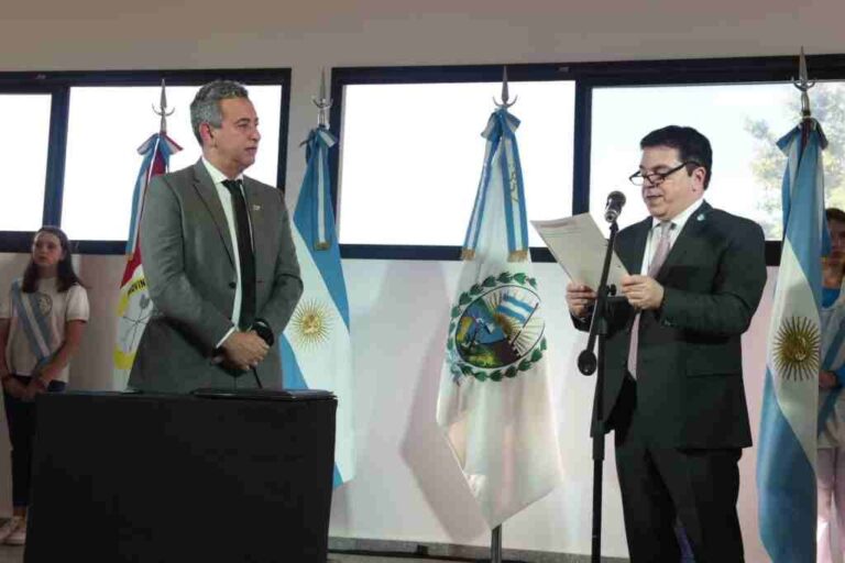 El intendente asumió su mandato para el cuatrienio 2023-2027 en la vecinal de Juan José Paso al 2400. Twitter.