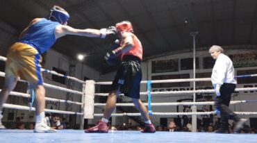 El paranaense Luis Suárez (rojo) y el concordiense Ismael López (azul) protagonizaron la última pelea de la velada.