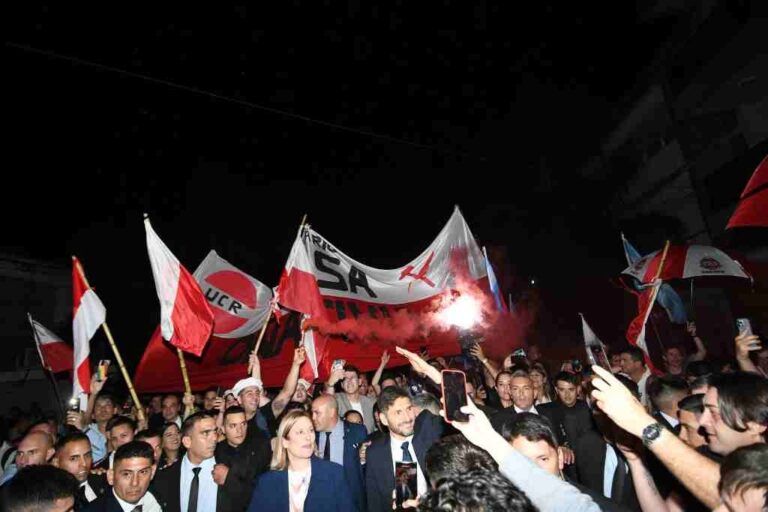 El gobernador y la vice se fueron caminando junto a militantes radicales a Casa Gris. Pablo Aguirre.