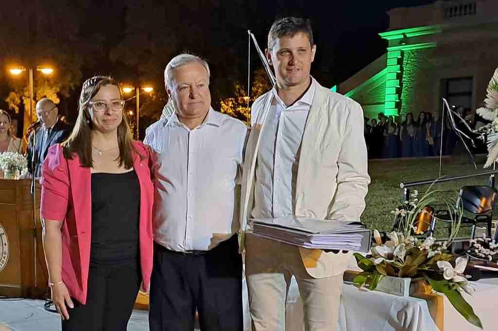 Intendente saliente y entrante en una foto necesaria. Gentileza: Portal de Medios.