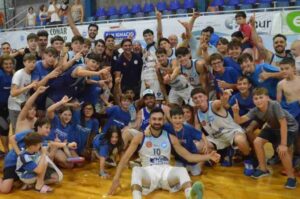 Todos juntos festejando otro logro para el azul galvense. Gentileza: Lautaro Bedetta.