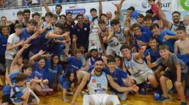 Todos juntos festejando otro logro para el azul galvense. Gentileza: Lautaro Bedetta.