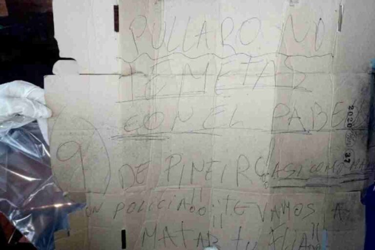 Los atacantes dejaron una nota intimidatoria contra el gobernador. Twitter.