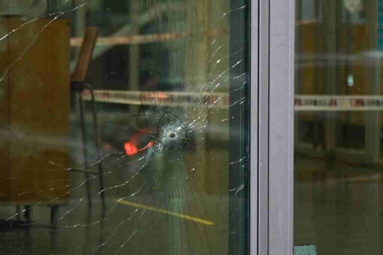 Una de las balas que impactó sobre el frente del HECA sobre calle Vera Mujica. Marcelo Manera.