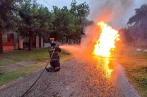 La labor de los bomberos para apagar el fuego sobre una camioneta. Gentileza.