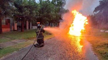 La labor de los bomberos para apagar el fuego sobre una camioneta. Gentileza.