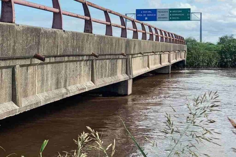 El arroyo Colastiné a la altura del Km. 103 de la autopista