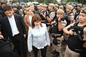 La ministra se encargó de pasar al lado de las fuerzas de seguridad. Marcelo Manera.