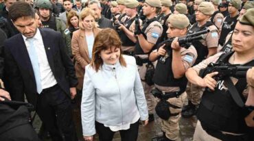 La ministra se encargó de pasar al lado de las fuerzas de seguridad. Marcelo Manera.