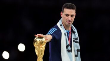 Scaloni y su primer contacto con el máximo trofeo. Archivo