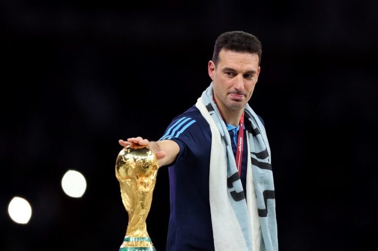 Scaloni y su primer contacto con el máximo trofeo. Archivo