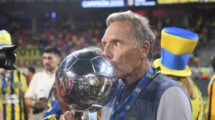 El DT besa la copa. Su equipo va otro otro trofeo. Gentileza.
