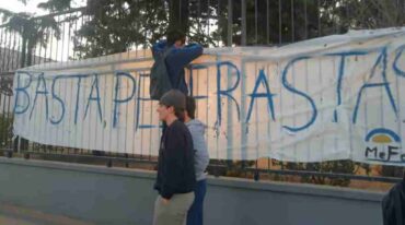 El pasacalle con la inscripción "Basta de Pederastas". Sur24.