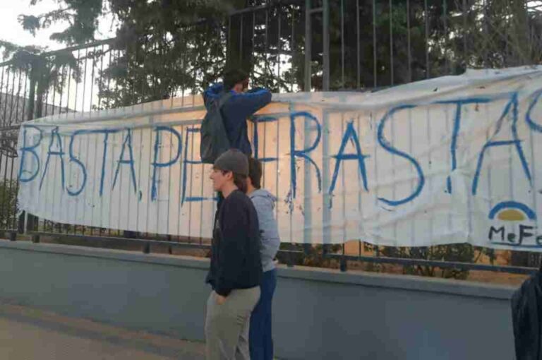 El pasacalle con la inscripción "Basta de Pederastas". Sur24.