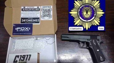 Los policías incautaron cuatro armas de fuego y una réplica. Gentileza.