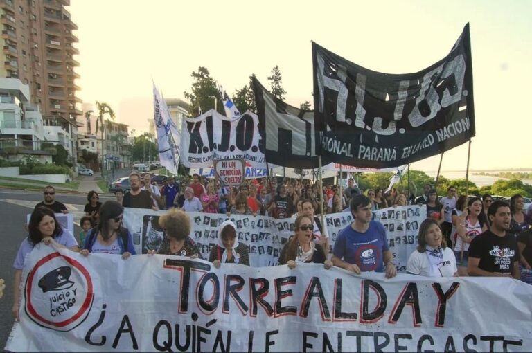 Organizaciones de Derechos Humanos habían escrachado al médico condenado. Gentileza diario Uno