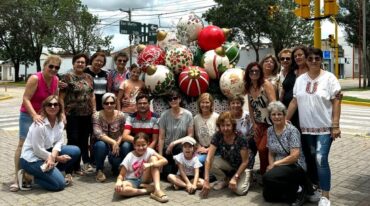 Recreando es un grupo de colaboradores que cada año regala en los espacios más emblemáticos de la localidad sus adornos navideños hechos de material reciclado