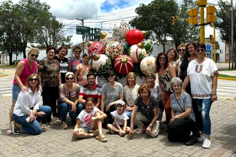 Recreando es un grupo de colaboradores que cada año regala en los espacios más emblemáticos de la localidad sus adornos navideños hechos de material reciclado