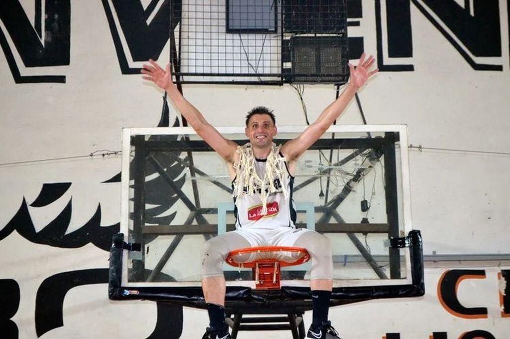 El último capítulo de la noche en el Juan Carlos Spies fue el que terminó decretando a un absoluto campeón del Torneo Oficial