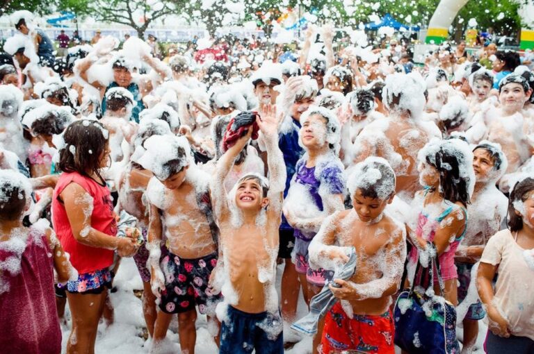 Los niños serán transportados desde las sedes barriales al Polideportivo y de regreso cuando culmine la jornada. Durante su estadía en el predio se les ofrecerá dos comidas