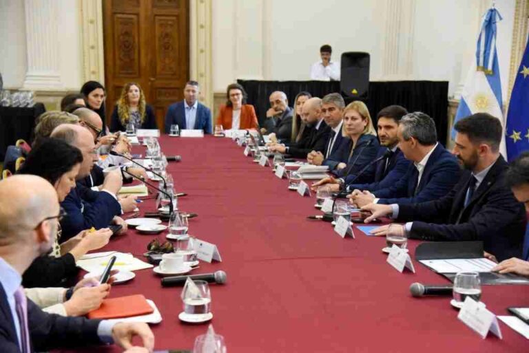 El gobernador y el intendente Javkin recibieron a los representantes. Gentileza.