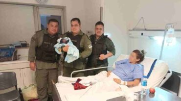En agradecimiento la mujer decidió que el nombre de su hijo sea el de uno de los gendarmes. Gentileza.